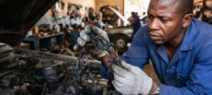 O Perigo dos Remendos Eléctricos Cablagens Derretidas nas Estradas de Moçambique