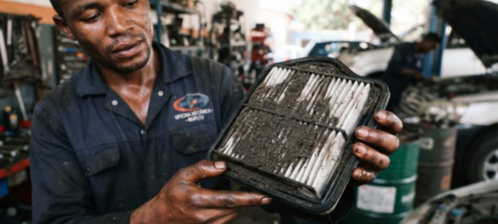 Saiba como o filtro de ar sujo prejudica o carro em Moçambique perdas de potência, consumo alto e os perigos da poeira e areia dentro do motor